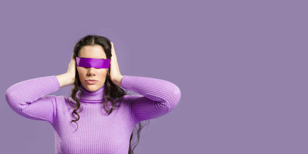 mujer con ojos y oidos cubiertos representando evitación emocional